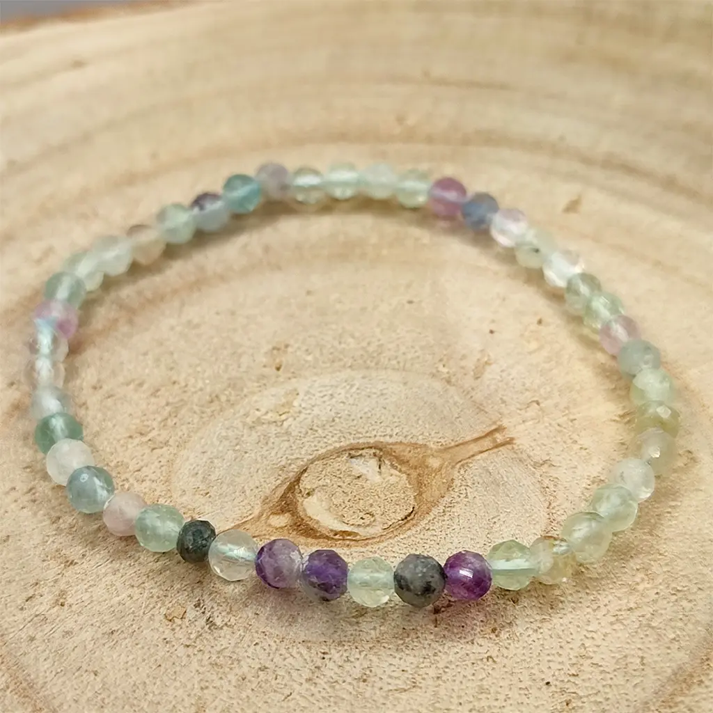 Pulsera facetada de fluorita natural de 4 mm en tonos verdes, violetas y transparentes.