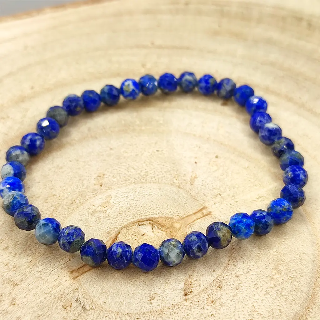 Pulsera facetada de Lapislázuli natural de 6 mm en tonos azules intensos.