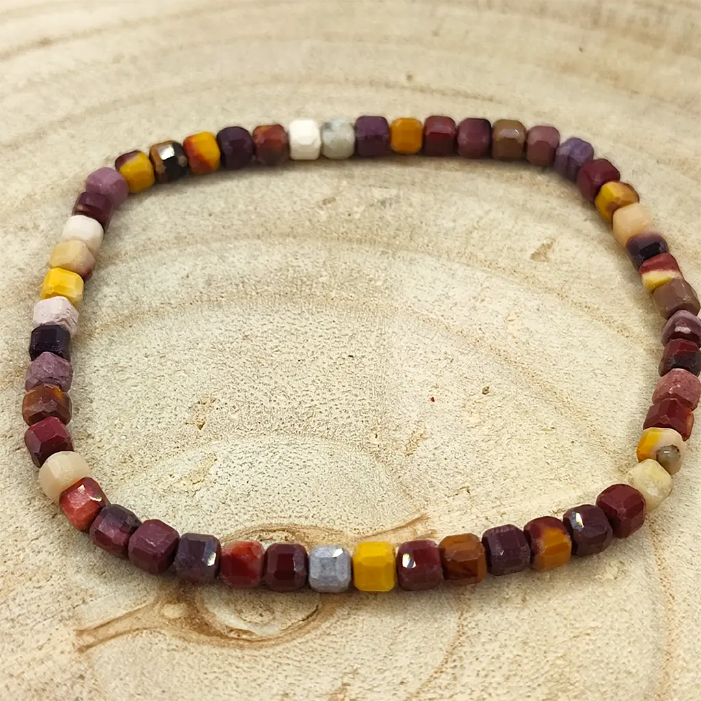 Pulsera facetada de jaspe mookaita natural de 4 mm en tonos tierra, ocres, rojizos y crema.