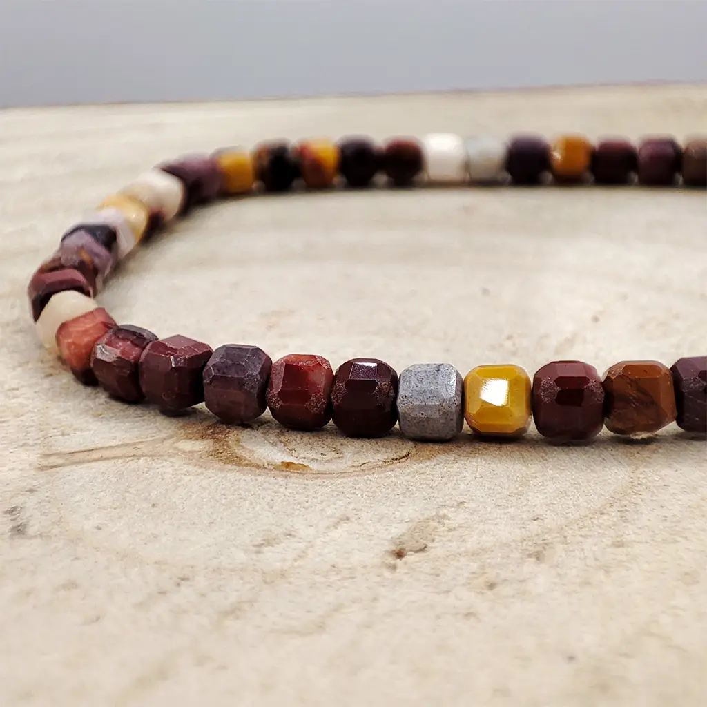 Pulsera facetada de Mookaita 4 mm Pulsera facetada de jaspe mookaita natural de 4 mm en tonos tierra, ocres, rojizos y crema.