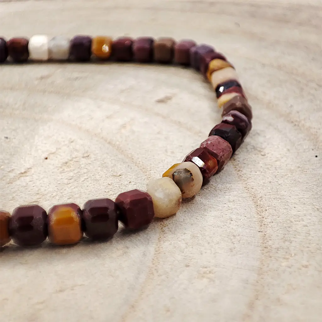 Pulsera facetada de Mookaita 4 mm Pulsera facetada de jaspe mookaita natural de 4 mm en tonos tierra, ocres, rojizos y crema.