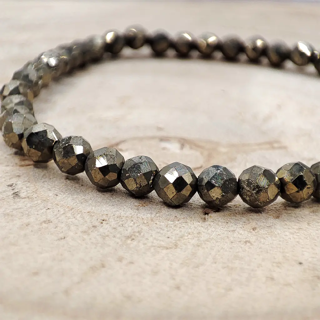Pulsera facetada Pirita 4 mm Pulsera facetada de Pirita natural de 4 mm con brillo metálico dorado.