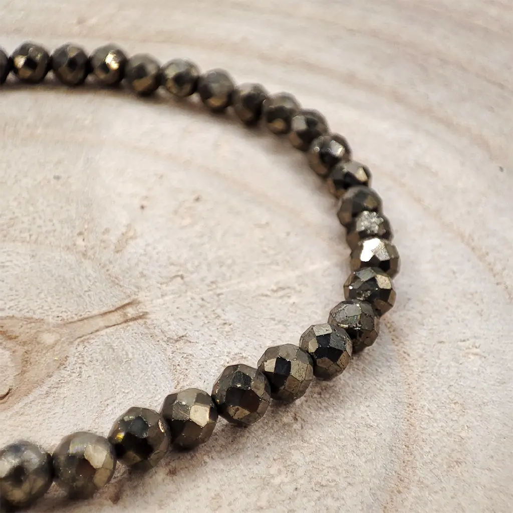 Pulsera facetada Pirita 4 mm Pulsera facetada de Pirita natural de 4 mm con brillo metálico dorado.
