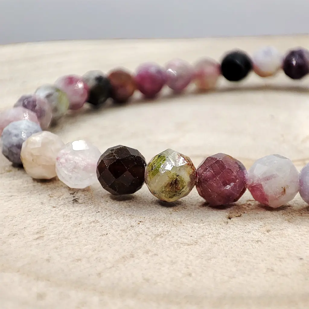 Pulsera facetada de Turmalina Sandía 6 mm Pulsera facetada de Turmalina Sandía natural de 6 mm con tonos rosas, verdes y blancos.