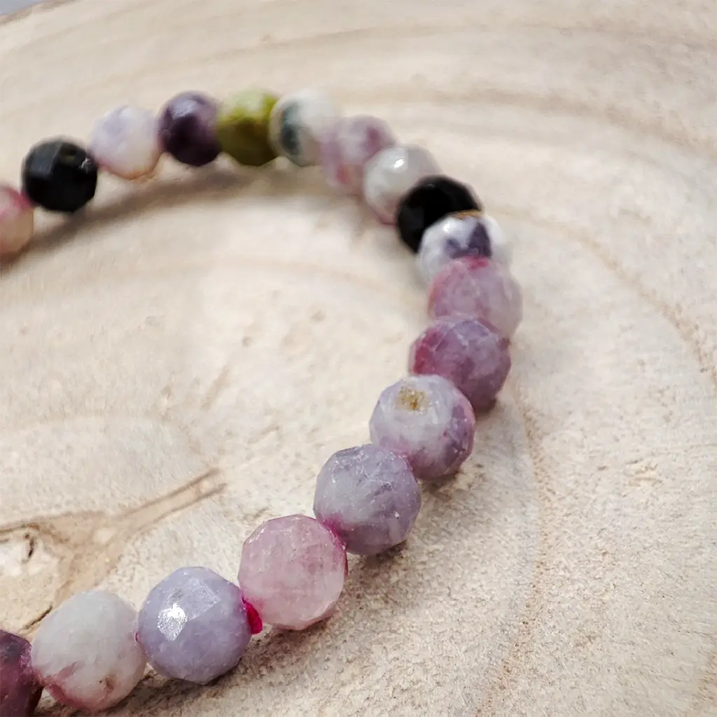Pulsera facetada de Turmalina Sandía 6 mm Pulsera facetada de Turmalina Sandía natural de 6 mm con tonos rosas, verdes y blancos.