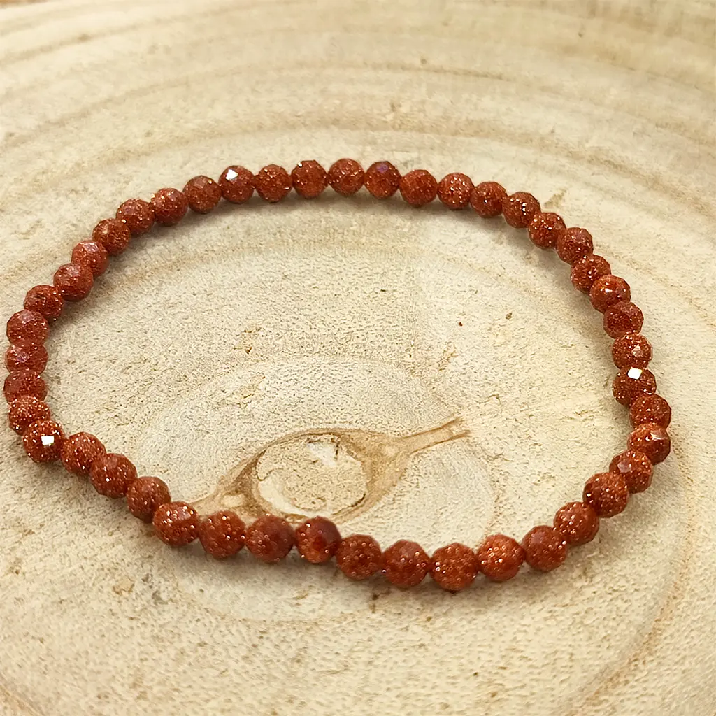 Pulsera facetada de Venturina Dorada de 4 mm con característico brillo cobrizo centelleante.