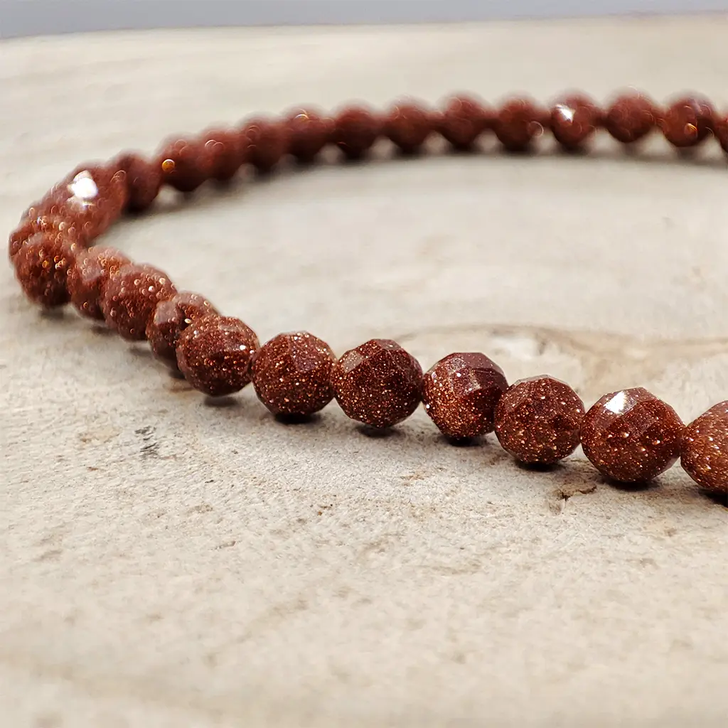 Pulsera facetada de Venturina Dorada 4 mm Pulsera facetada de Venturina Dorada de 4 mm con característico brillo cobrizo centelleante.