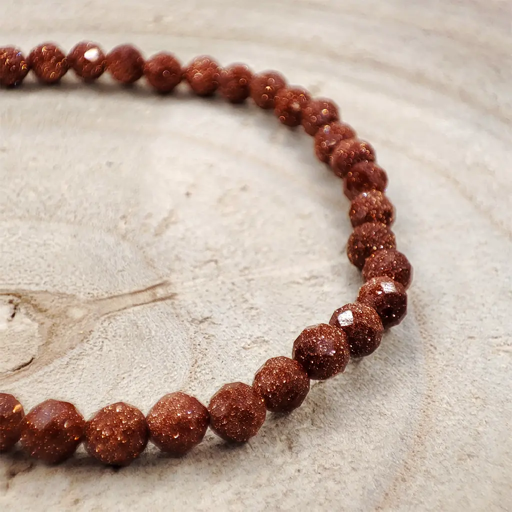 Pulsera facetada de Venturina Dorada 4 mm Pulsera facetada de Venturina Dorada de 4 mm con característico brillo cobrizo centelleante.