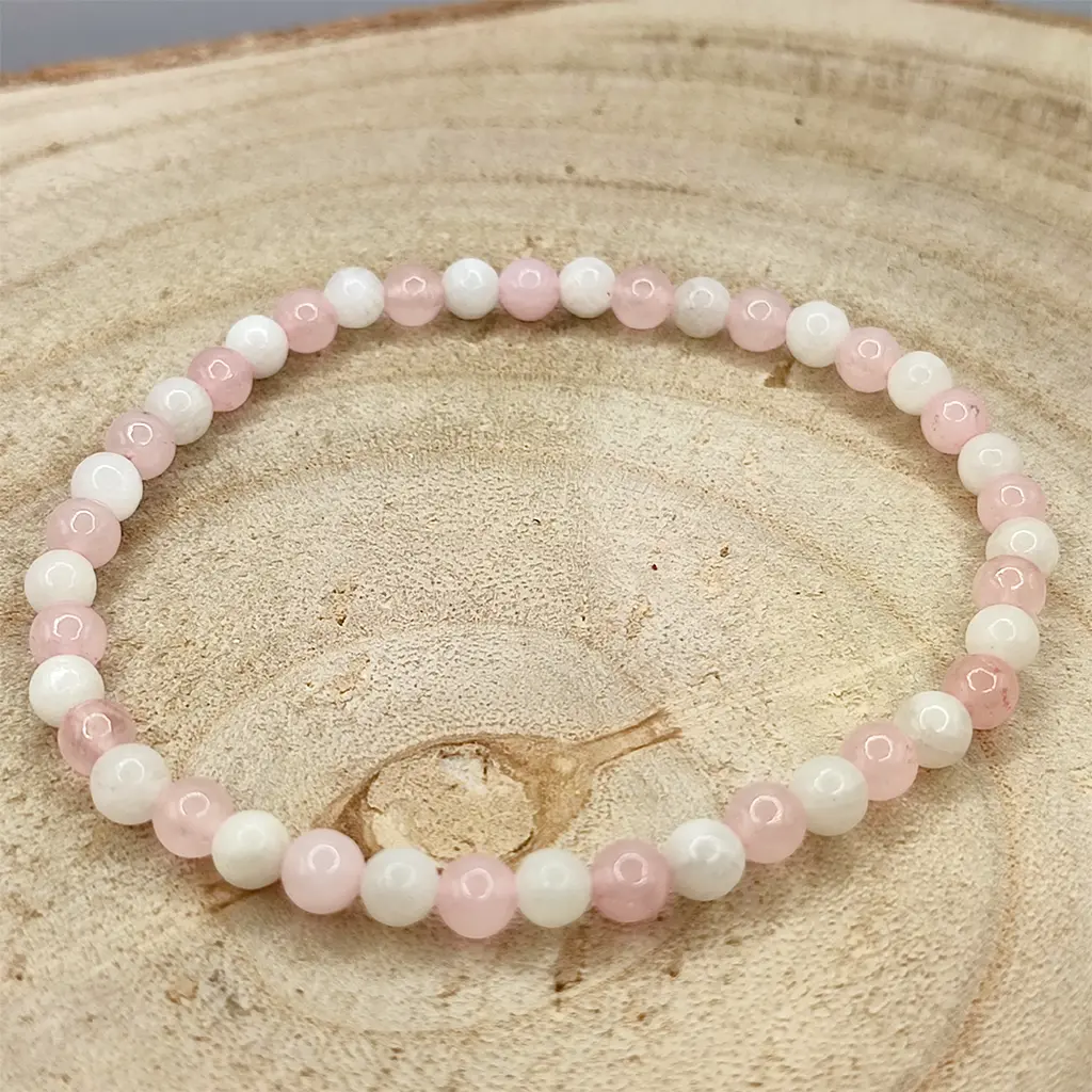 Pulsera de Piedra Luna y Cuarzo Rosa de 4 mm asociada a la energía femenina, el amor y la fertilidad.
