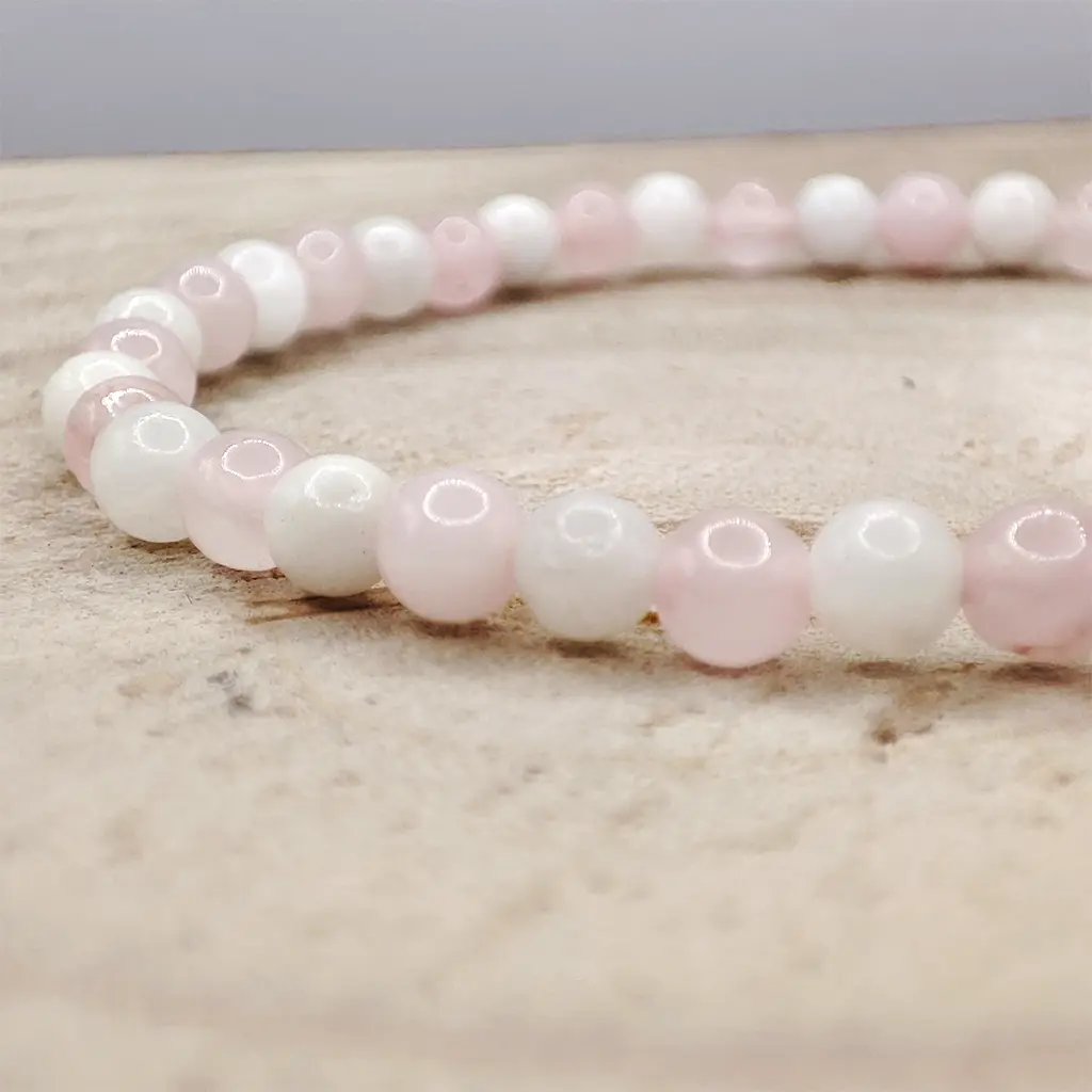 Pulsera Fertilidad de Piedra Luna y Cuarzo Rosa 4 mm Pulsera de Piedra Luna y Cuarzo Rosa de 4 mm asociada a la energía femenina, el amor y la fertilidad.