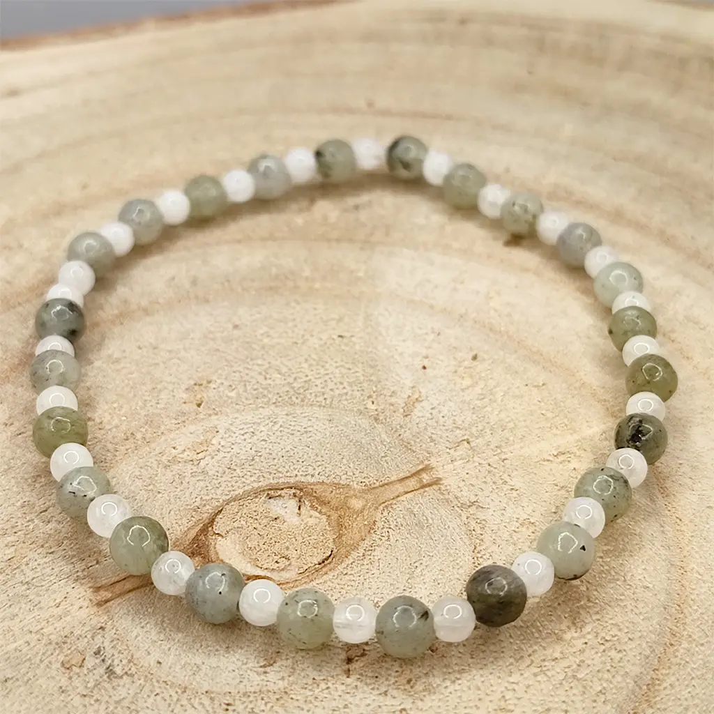 Pulsera de Piedra Luna y Labradorita natural de 4 mm para intuición, protección energética y crecimiento espiritual.