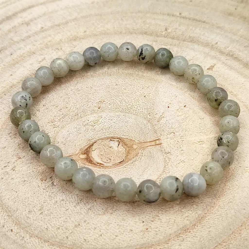 Pulsera de Labradorita natural de 6 mm con tonos grises y reflejos azulados.