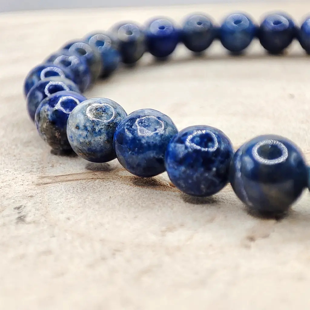 Pulsera de Lapislázuli natural de 6 mm con tonalidades azul intenso.