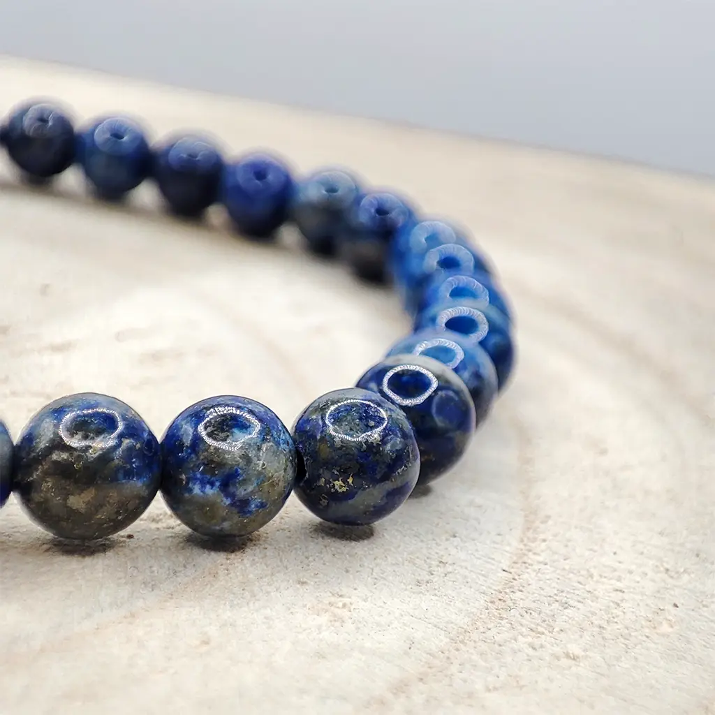 Pulsera de Lapislázuli natural de 6 mm con tonalidades azul intenso.