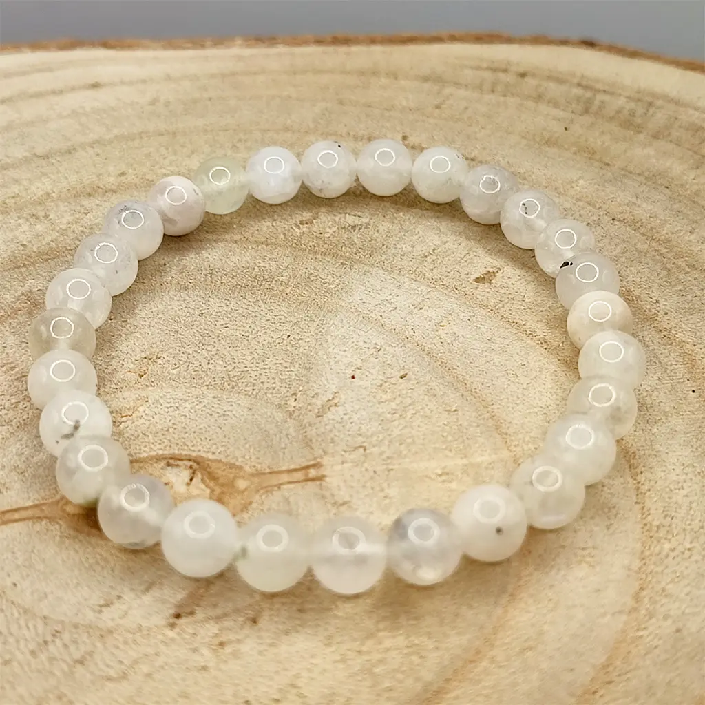 Pulsera de Piedra Luna de 6 mm con tonos blancos y reflejos suaves.