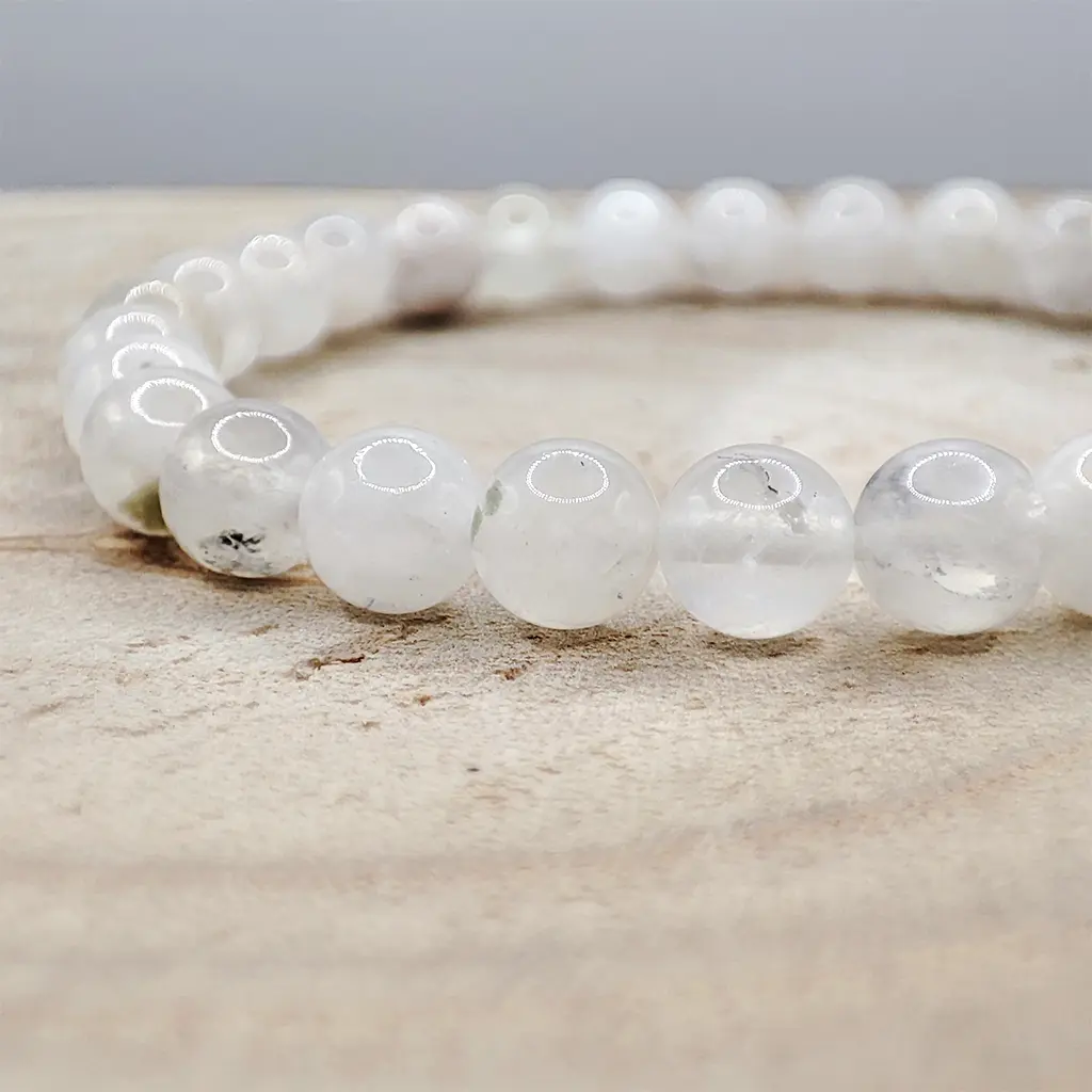 Pulsera de Piedra Luna de 6 mm con tonos blancos y reflejos suaves.