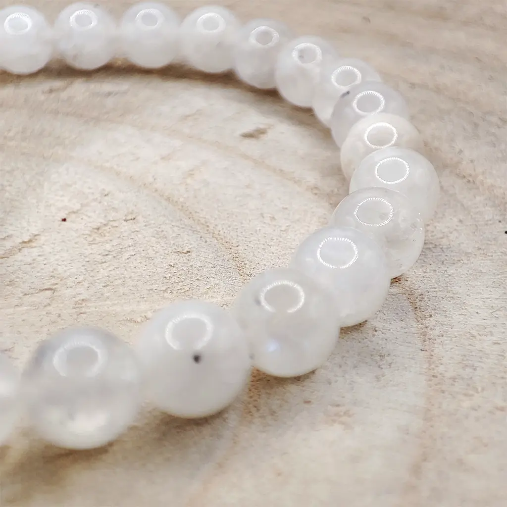 Pulsera de Piedra Luna de 6 mm con tonos blancos y reflejos suaves.