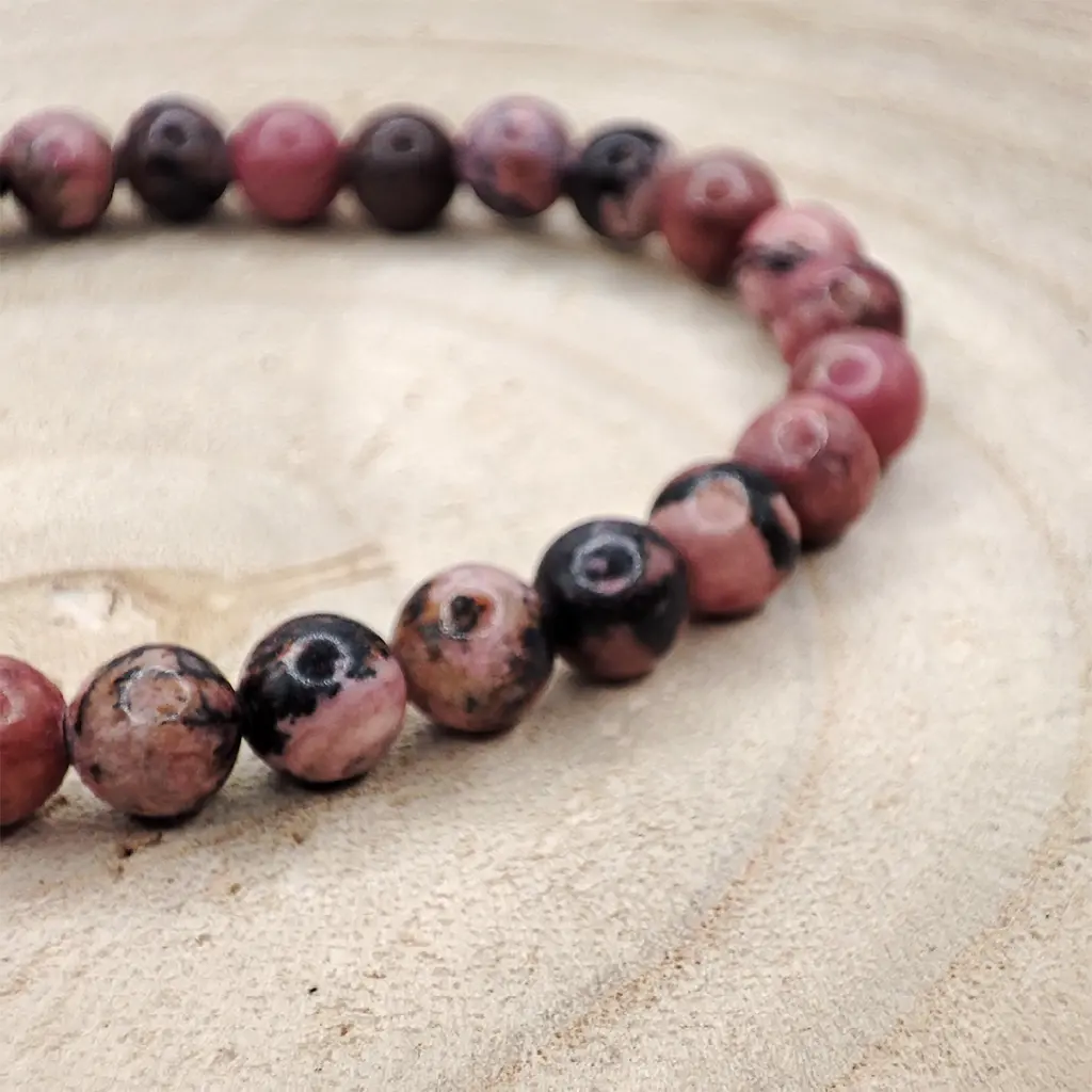 Pulsera de Rodonita de 6 mm con tonos rosados y vetas oscuras naturales.