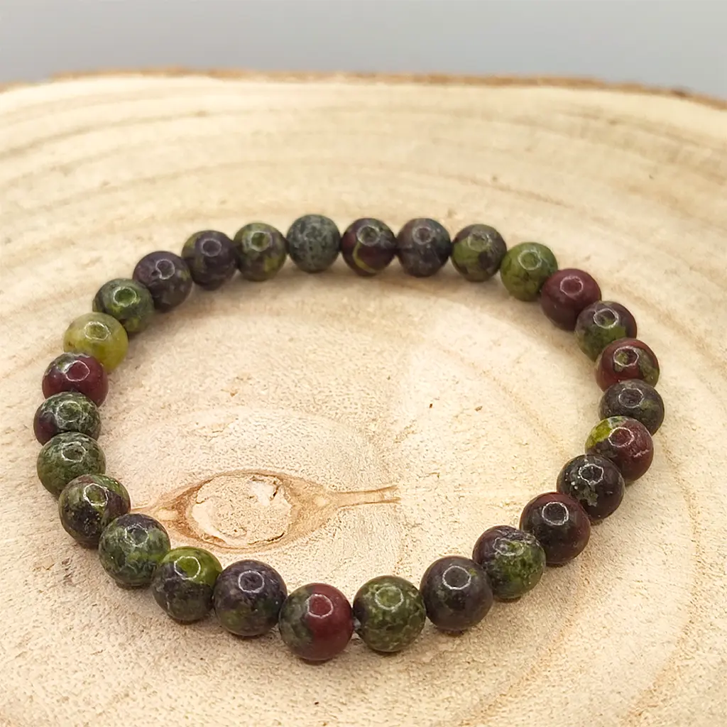 Pulsera de Sangre de Dragón de 6 mm con tonos verdes y rojizos naturales.