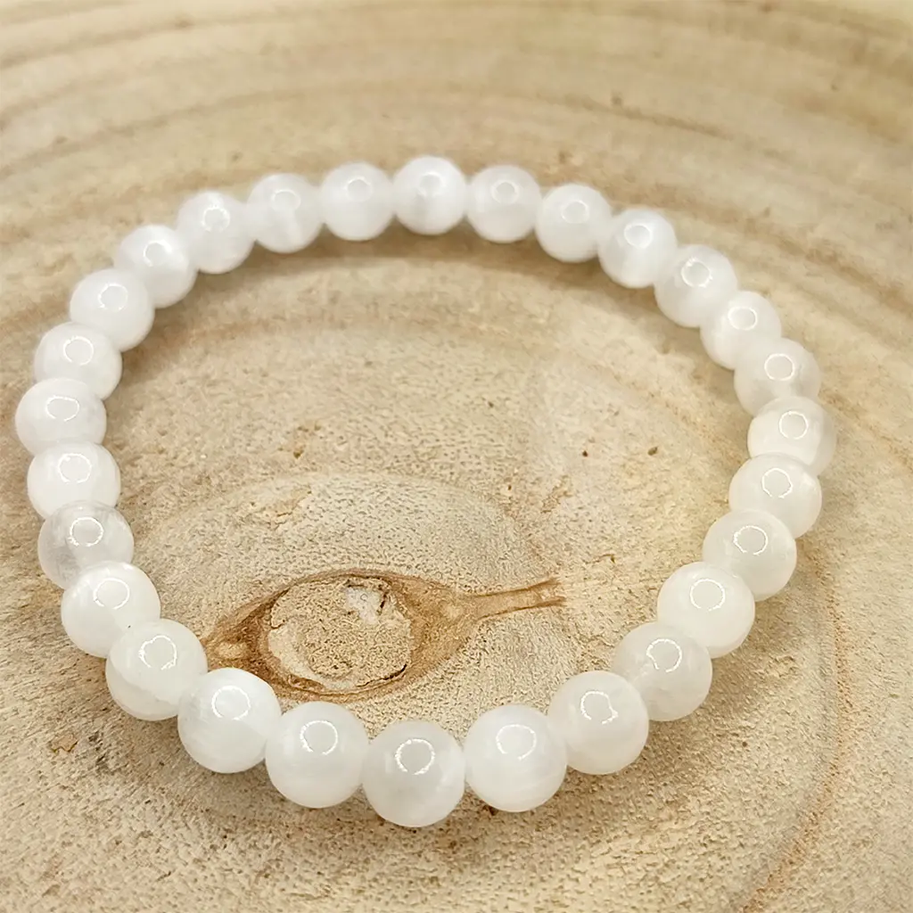 Pulsera de Selenita de 6 mm con cuentas blancas de aspecto luminoso.
