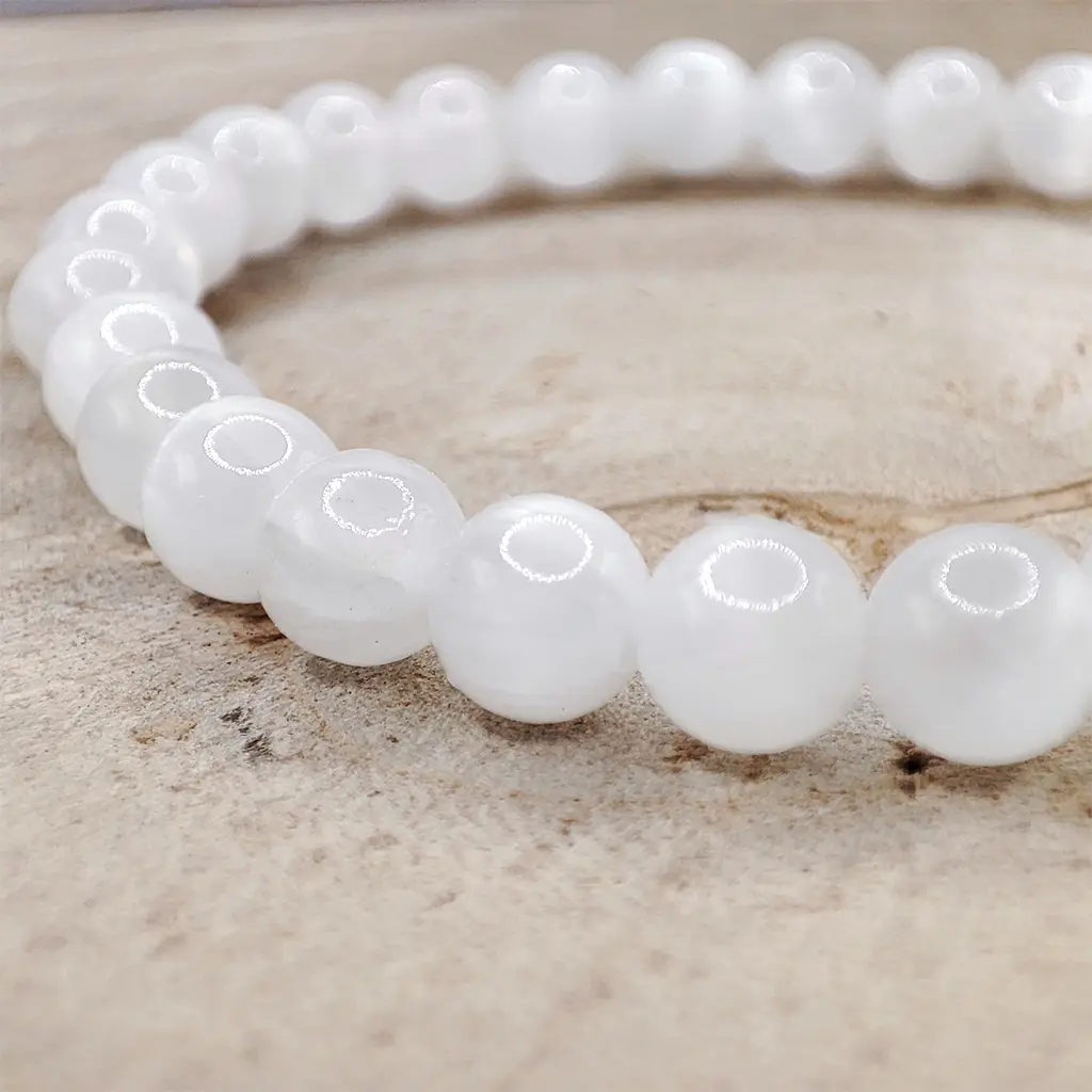 Pulsera de Selenita de 6 mm con cuentas blancas de aspecto luminoso.