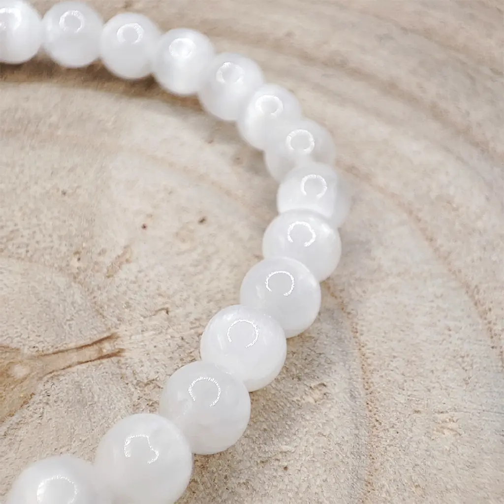Pulsera de Selenita de 6 mm con cuentas blancas de aspecto luminoso.