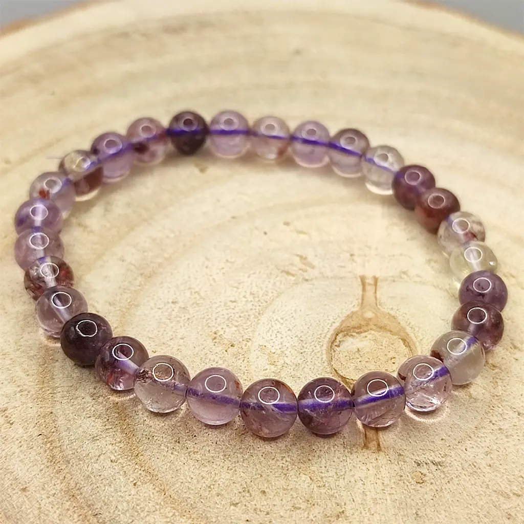 Pulsera de Super 7 de 6 mm con tonalidades violetas y transparentes.