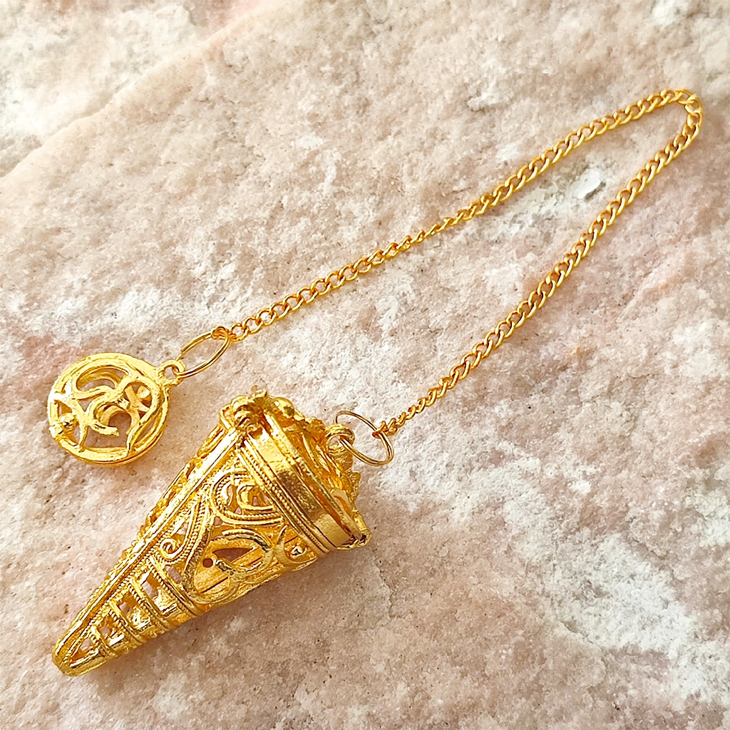 Péndulo jaula dorado con símbolo Om y motivos egipcios
