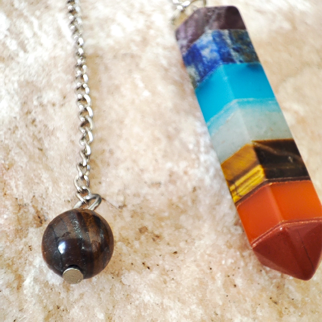 Péndulo de orgonita y piedras naturales de los siete chakras Péndulo de orgonita y piedras naturales de los siete chakras