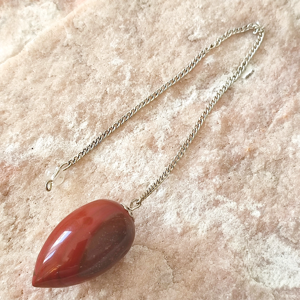 Péndulo ovoide de jaspe rojo con cadena plateada