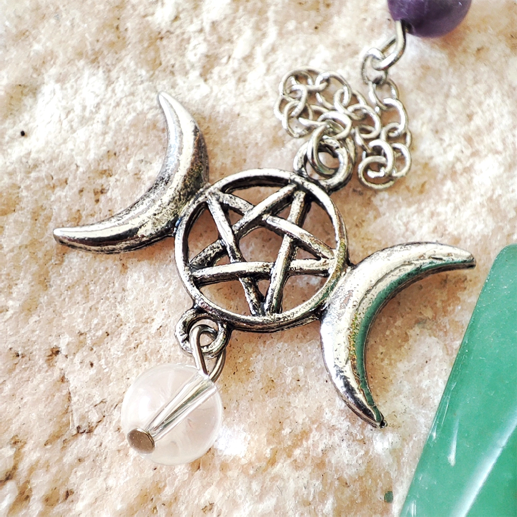 Péndulo de Aventurina Verde y Triple Luna Péndulo de aventurina verde con cadena de los siete chakras y Triple Luna
