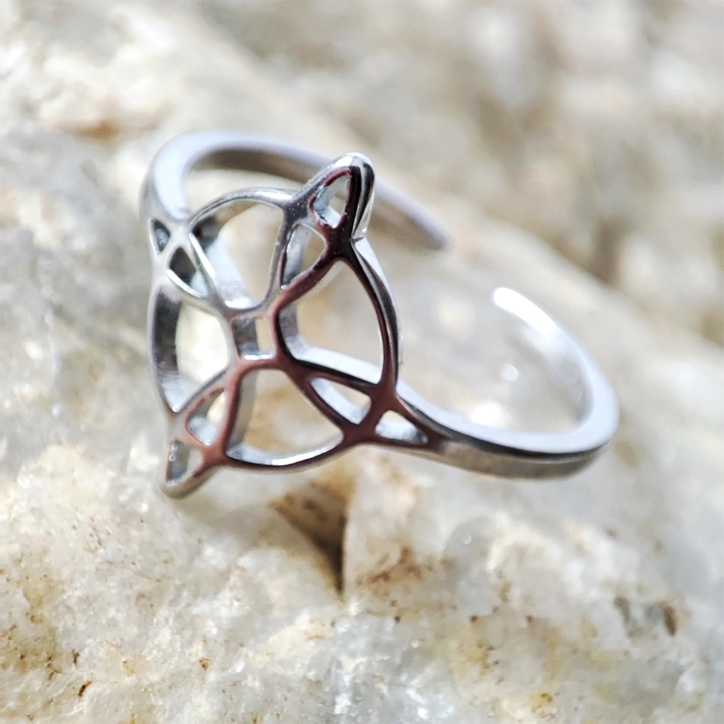 Anillo ajustable de acero inoxidable plateado con Nudo de Bruja Diseño C