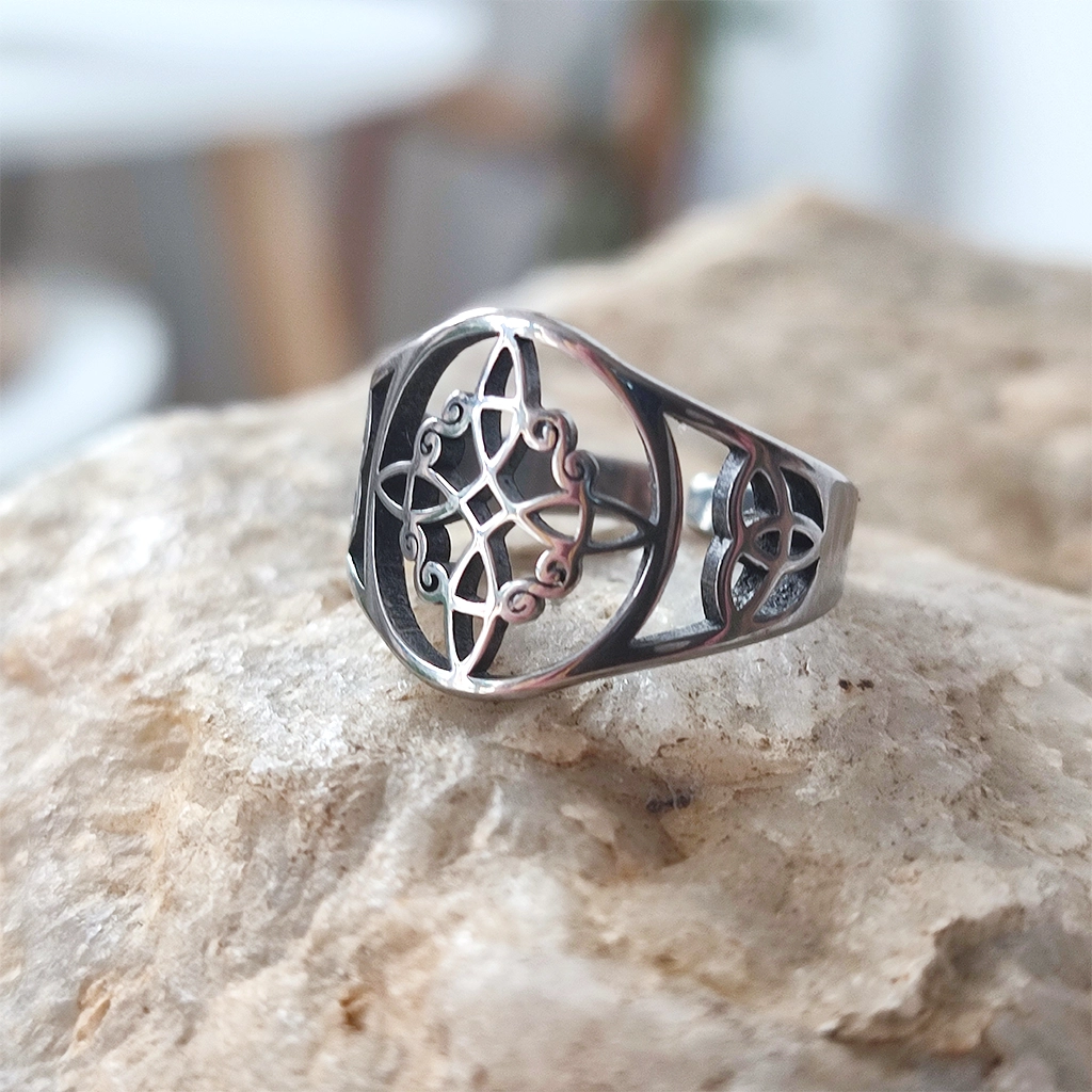 Anillo sello ajustable de acero inoxidable plateado con Nudo de Bruja Diseño D