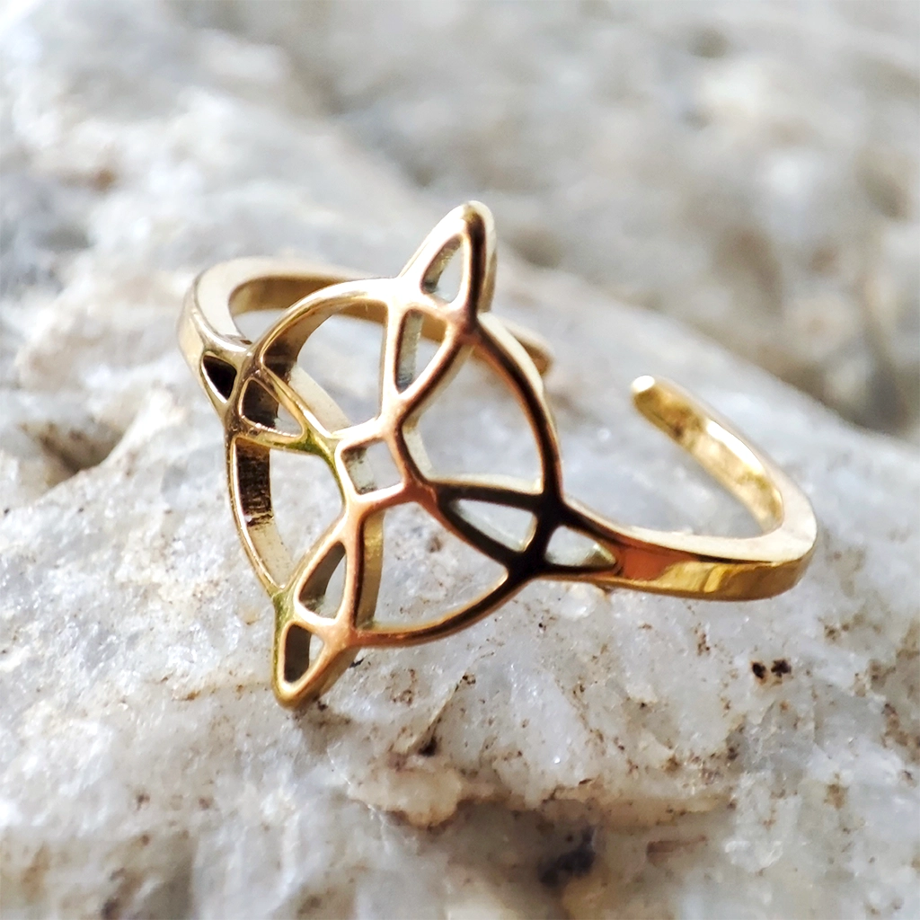 Anillo ajustable de acero inoxidable dorado con Nudo de Bruja Diseño C