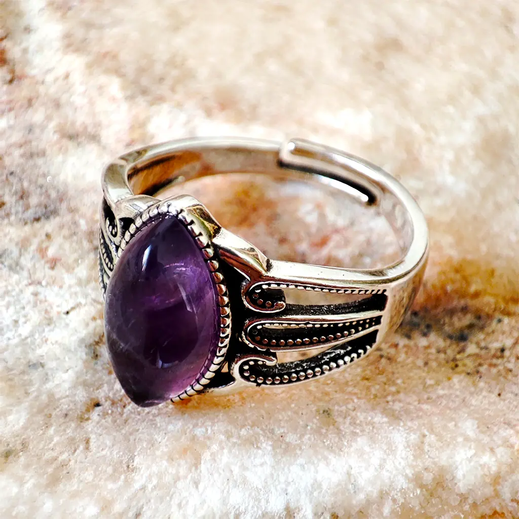 Anillo ajustable de metal con piedra de amatista ovalada