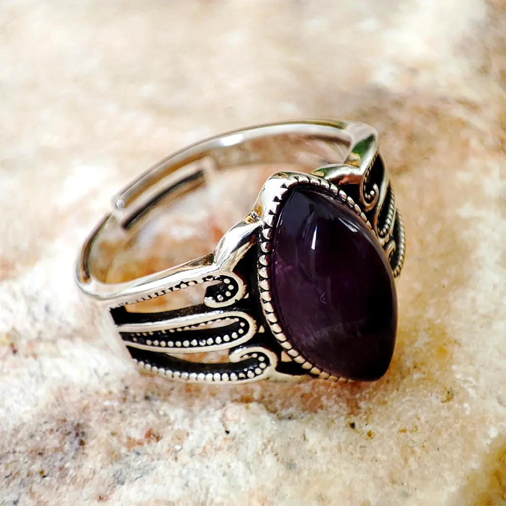 Anillo ajustable de metal con amatista ovalada Anillo ajustable de metal con piedra de amatista ovalada