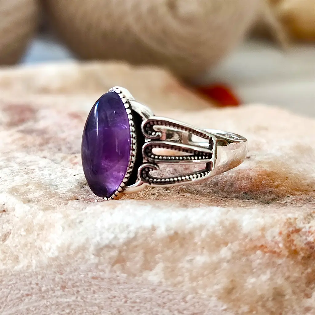 Anillo ajustable de metal con amatista ovalada Anillo ajustable de metal con piedra de amatista ovalada