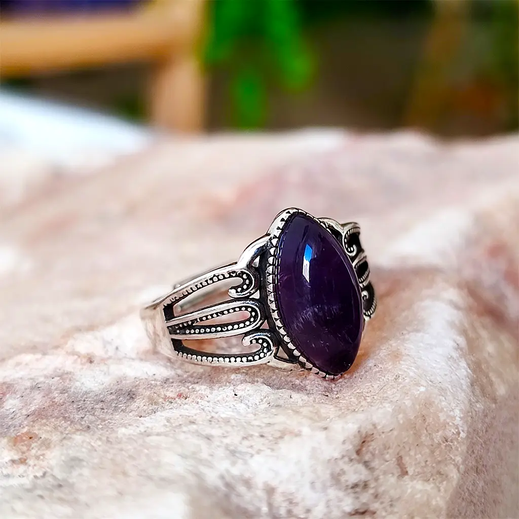 Anillo ajustable de metal con amatista ovalada Anillo ajustable de metal con piedra de amatista ovalada