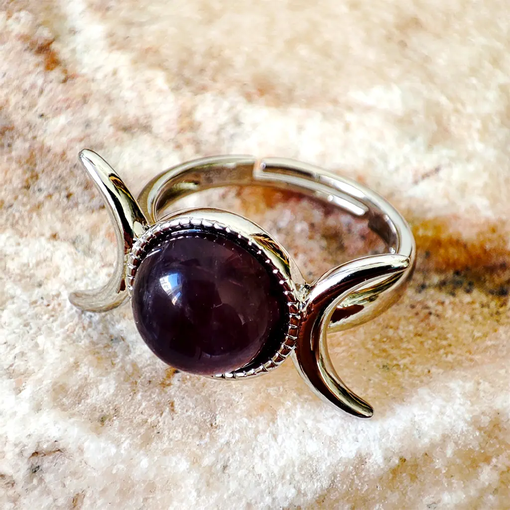 Anillo ajustable de metal plateado con amatista y símbolo de Triple Luna
