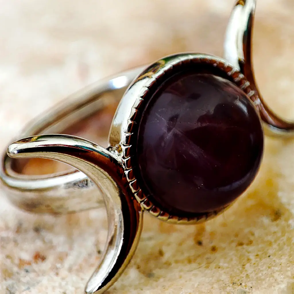 Anillo de Amatista Triple Luna Ajustable Anillo ajustable de metal plateado con amatista y símbolo de Triple Luna