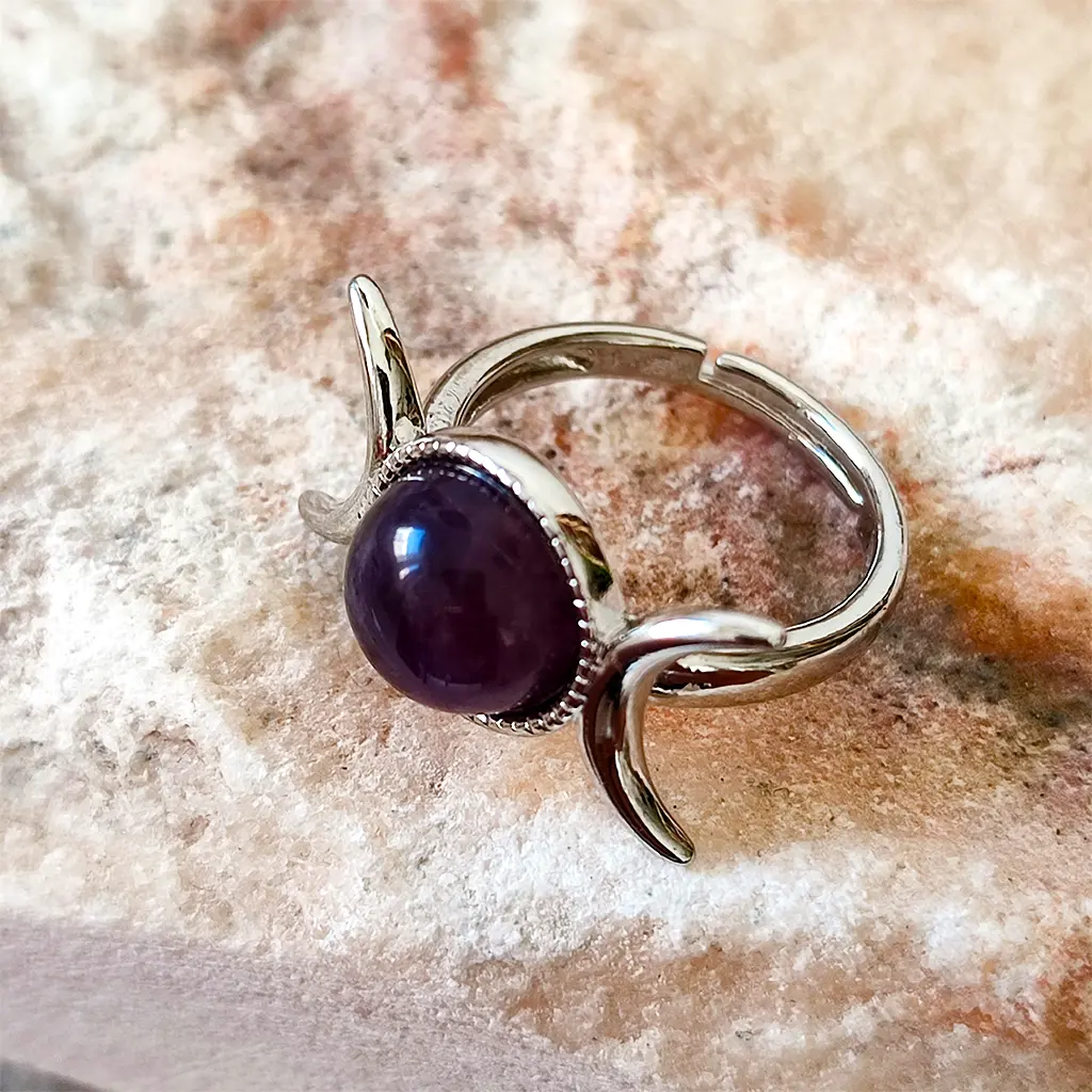 Anillo de Amatista Triple Luna Ajustable Anillo ajustable de metal plateado con amatista y símbolo de Triple Luna