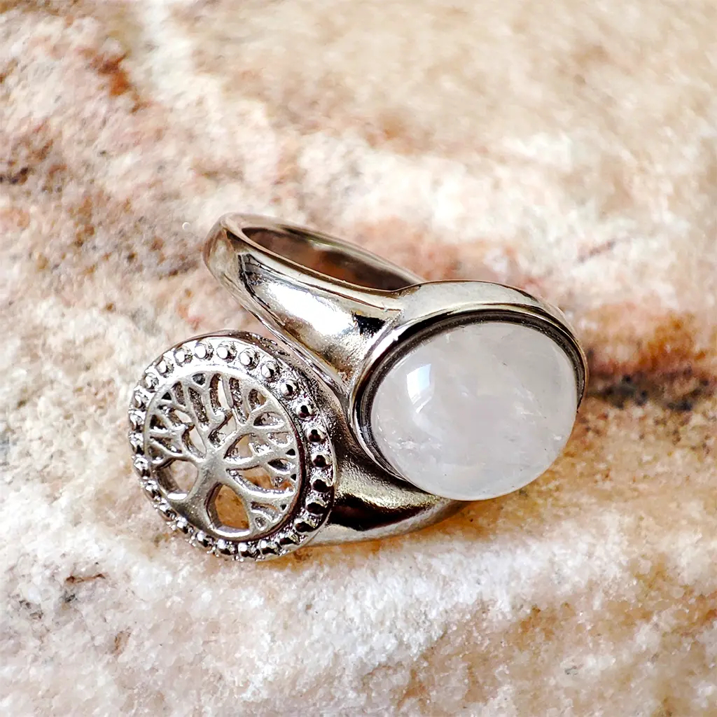 Anillo ajustable de metal plateado con cuarzo blanco y Árbol de la Vida