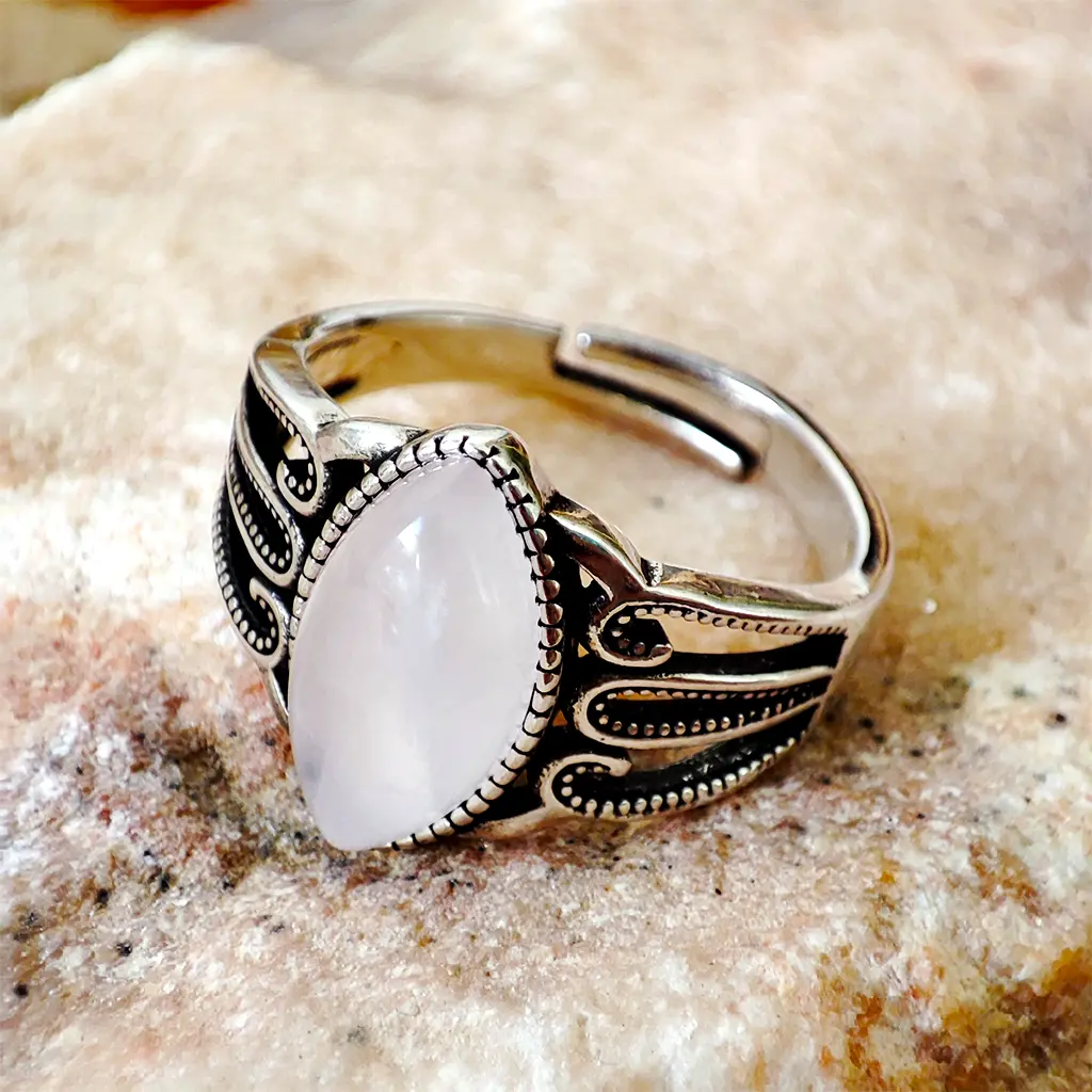 Anillo ajustable de metal plateado con piedra de cuarzo rosa ovalada