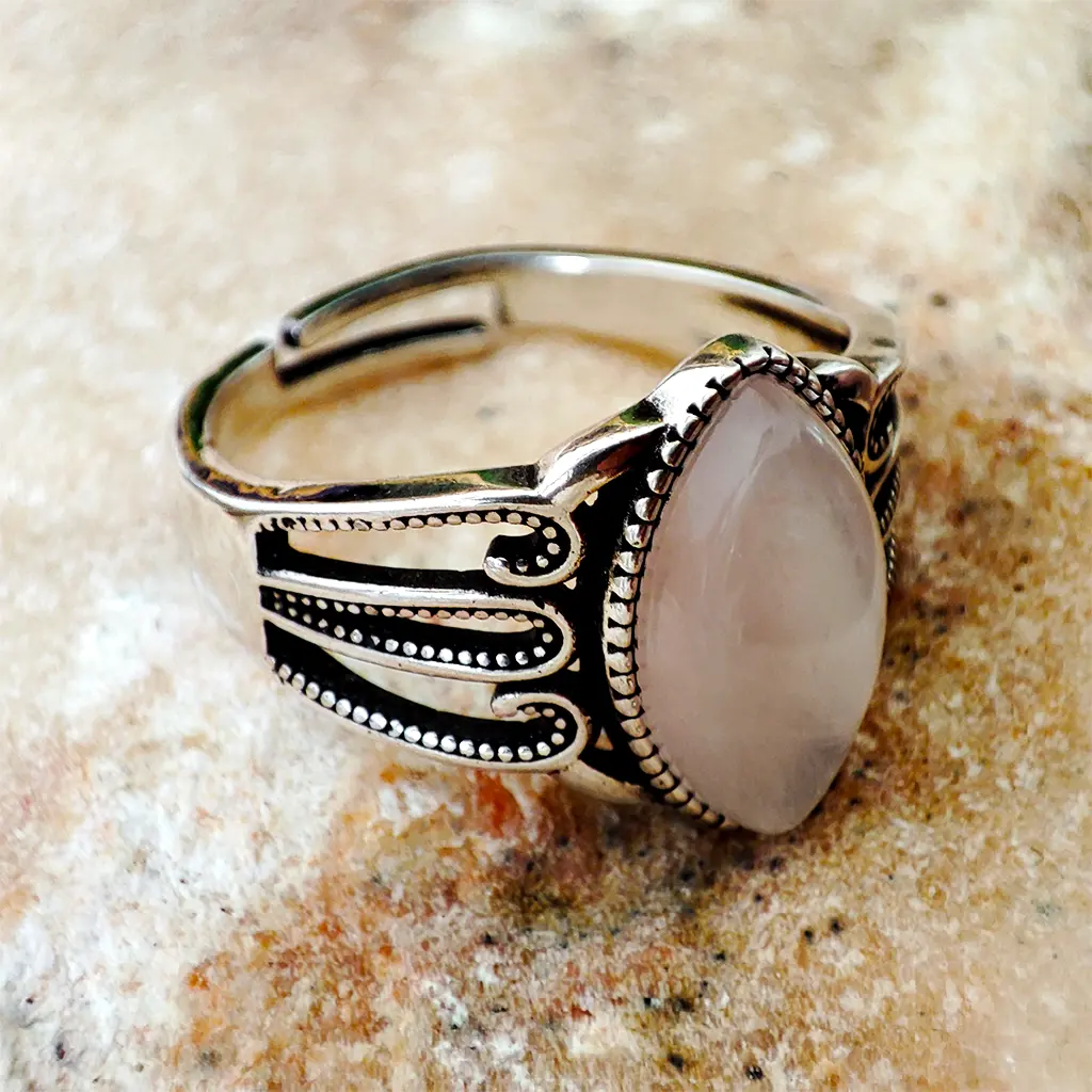 Anillo de Cuarzo Rosa Ovalado Ajustable Anillo ajustable de metal plateado con piedra de cuarzo rosa ovalada