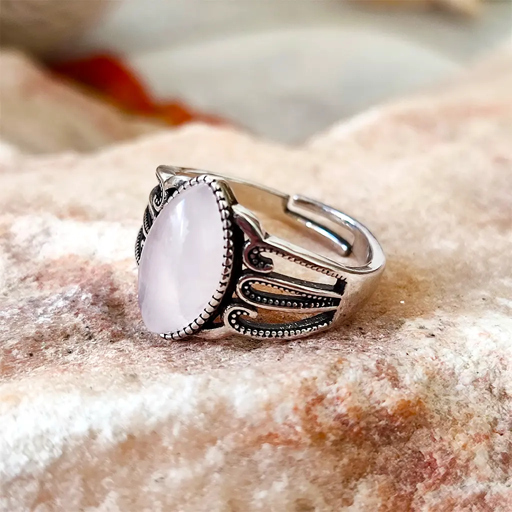 Anillo de Cuarzo Rosa Ovalado Ajustable Anillo ajustable de metal plateado con piedra de cuarzo rosa ovalada