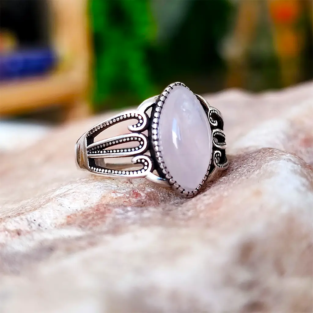 Anillo de Cuarzo Rosa Ovalado Ajustable Anillo ajustable de metal plateado con piedra de cuarzo rosa ovalada
