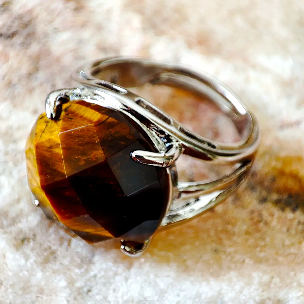 Anillo ajustable de metal plateado con piedra de ojo de tigre facetada