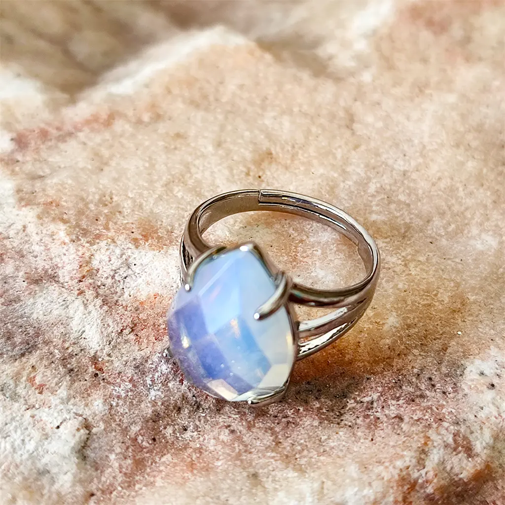 Anillo de Opalina Facetada en Lágrima Ajustable Anillo ajustable de metal plateado con opalina facetada en forma de lágrima