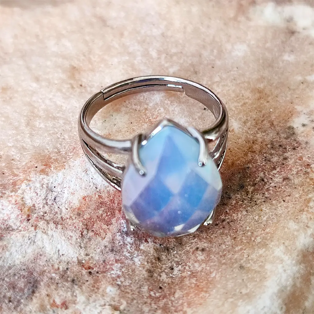 Anillo de Opalina Facetada en Lágrima Ajustable Anillo ajustable de metal plateado con opalina facetada en forma de lágrima