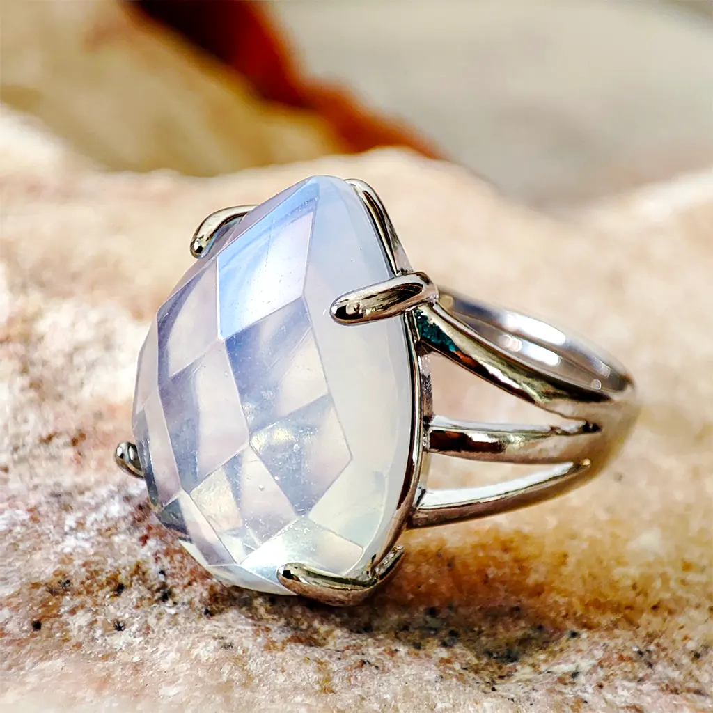 Anillo ajustable de metal plateado con opalina facetada en forma de lágrima